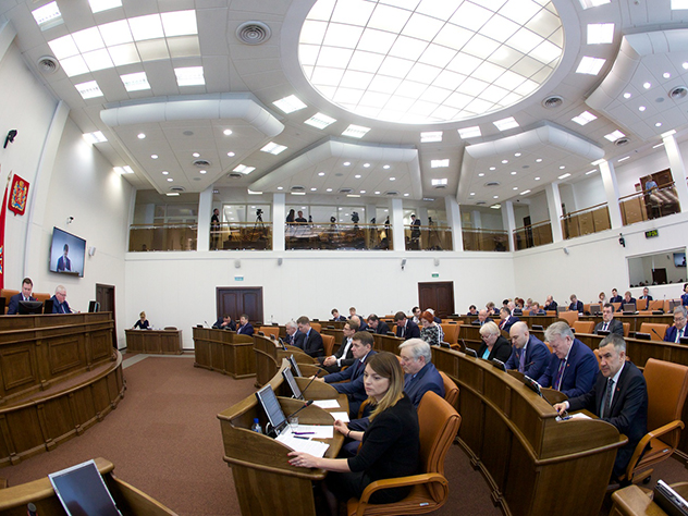 Красноярских чиновников решили поощрить резким повышением зарплаты