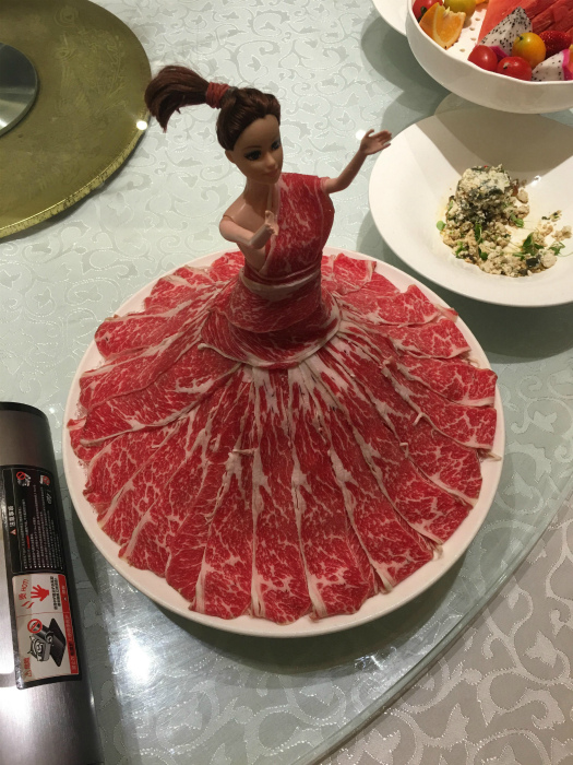 Кукла в платье из мясо. 20 примеров необычной подачи блюд, которая удивит даже самых искушенных гурманов