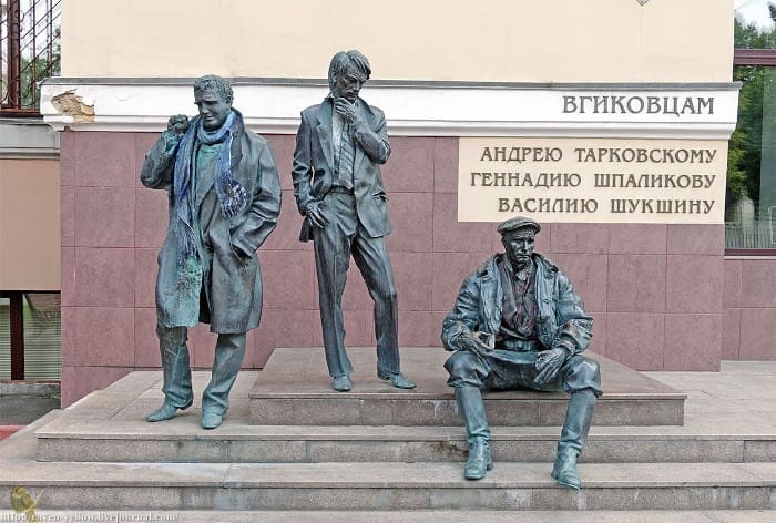 Памятник знаменитым выпускникам ВГИКа | Фото: raven-yellow.livejournal.com Памятник знаменитым выпускникам ВГИКа | Фото: raven-yellow.livejournal.com