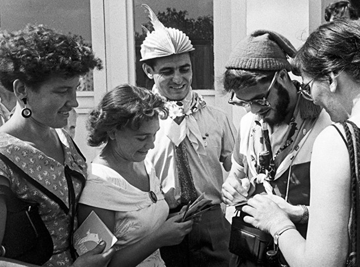 Джинсы-«варенки» и пластмассовые клипсы: за чем «охотились» наши мамы