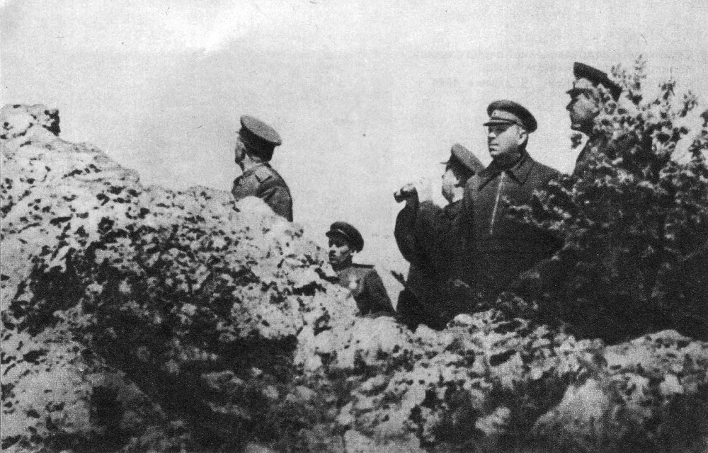 А.М. Василевский и Ф.И. Толбухин наблюдают за ходом боевых действий на подступах к Севастополю.jpeg А.М. Василевский и Ф.И. Толбухин наблюдают за ходом боевых действий на подступах к Севастополю.jpeg