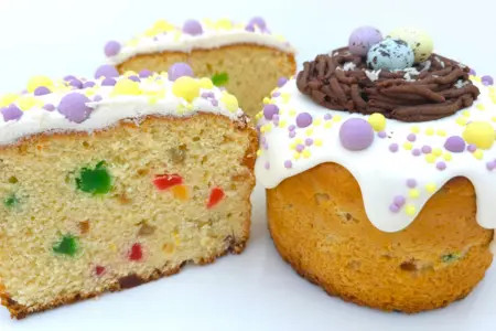 Фото к рецепту: Куличи на сыворотке и сметане с цукатами и изюмом