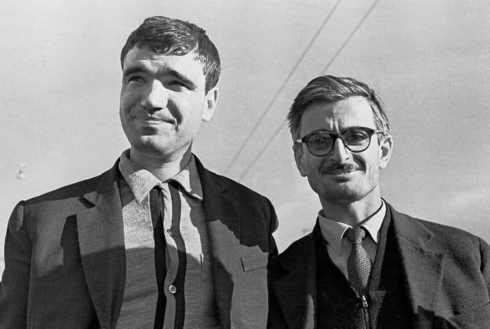 Геннадий Шпаликов и Марлен Хуциев на съемках фильма *Застава Ильича*, 1963 | Фото: raven-yellow.livejournal.com Геннадий Шпаликов и Марлен Хуциев на съемках фильма *Застава Ильича*, 1963 | Фото: raven-yellow.livejournal.com