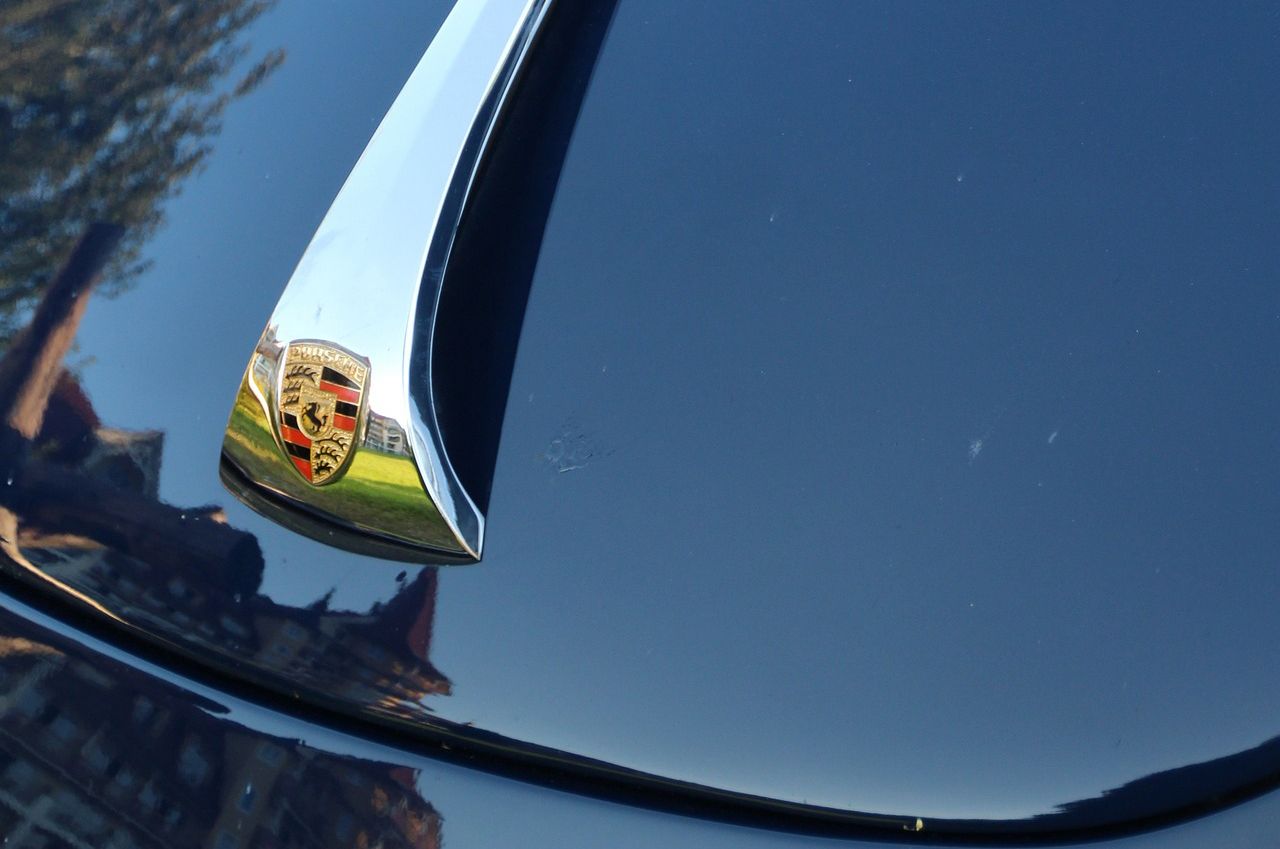 Porsche представила первый в истории гибридный спортивный автомобиль Porsche представила первый в истории гибридный спортивный автомобиль