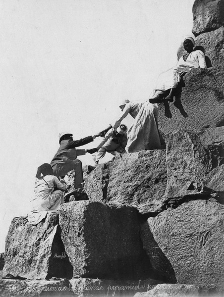 Пикник на пирамидах: туристы в Гизе времен британской оккупации