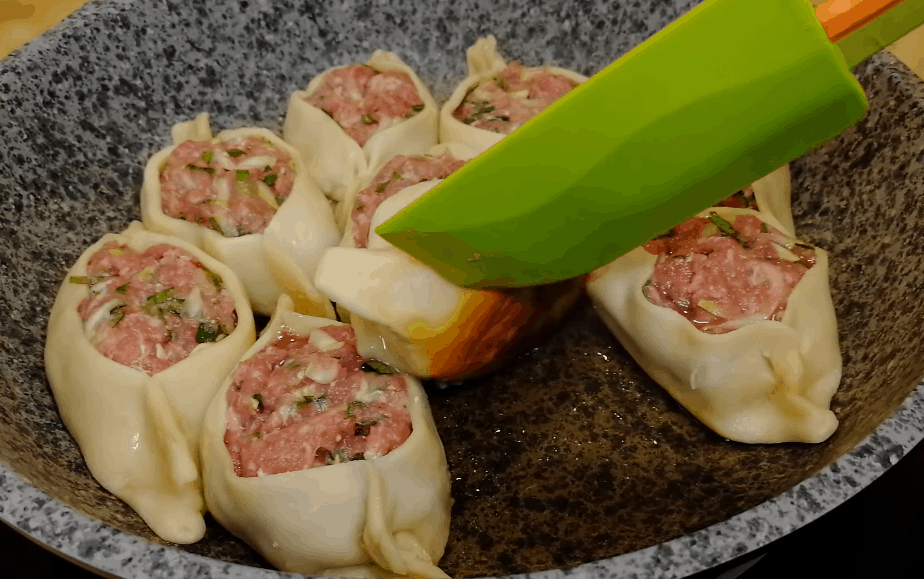 Мясные лодочки на сковороде: просто, сытно и вкусно Мясные лодочки на сковороде: просто, сытно и вкусно