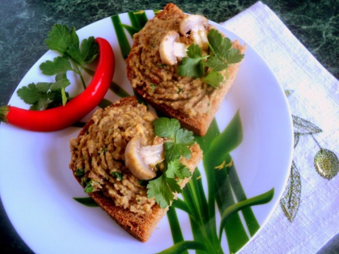 Закуска-пюре из фасоли с грибами. \ Фото: cookorama.net. 5 восхитительных блюд из фасоли, которые порадуют своим вкусом