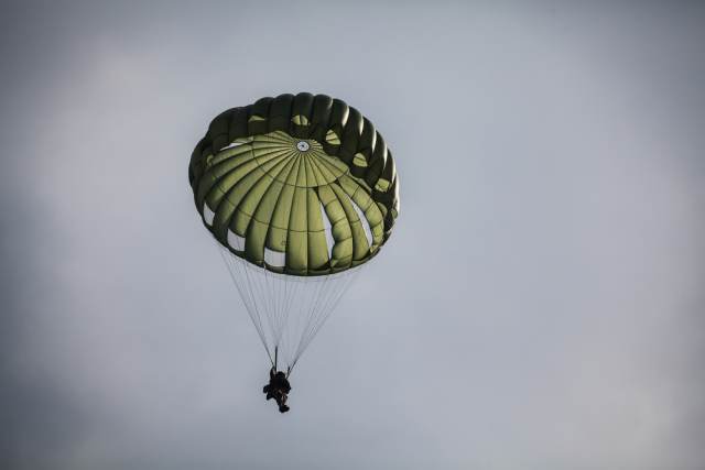 Российским призывникам будут давать деньги за прыжки с парашютом
