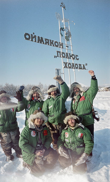 Туристы стоят у памятного знака Оймякон — полюс холода Парадоксальные чудеса России: