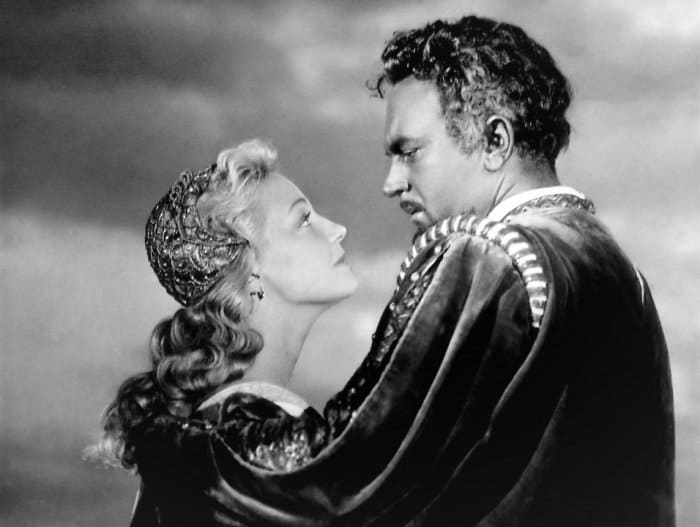 Сергей Бондарчук и Ирина Скобцева в фильме *Отелло*, 1955 | Фото: kino-teatr.ru Сергей Бондарчук и Ирина Скобцева в фильме *Отелло*, 1955 | Фото: kino-teatr.ru
