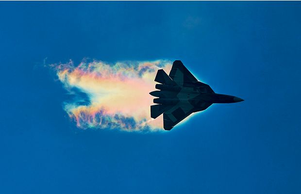 Эффективная площадь рассеяния — параметр, отражающий способность рассеивать направленную электромагнитную волну. Чем меньше ЭПР объекта, тем незаметнее он на радаре. Самолет считается «невидимкой» при ЭПР менее 0,4 м². Для сравнения, этот показатель у бомбардировщика Ту-160 достигает 25 м², у танка Т-90 он порядка 30 м², а у человека — 1 м². Иными словами, «Железный человек» Тони Старк в своем боевом костюме будет замечен службами ПВО гораздо раньше, чем стелс-истребитель.