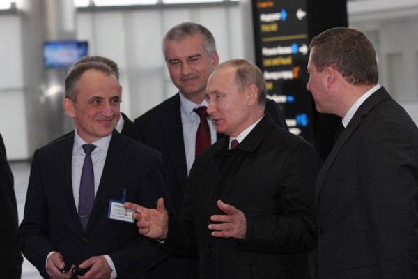 Владимир Путин оставил отзыв в гостевой книге нового терминала аэропорта Симферополь