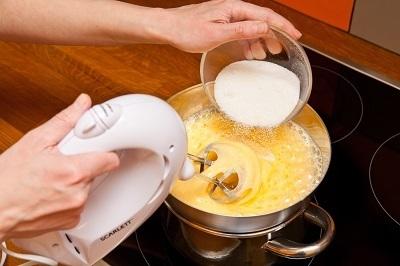 На водяной бане подогреть взбитые яйца