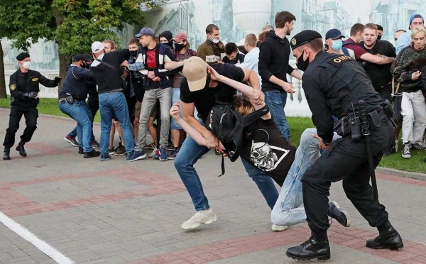 В Белоруссии прошли массовые столкновения митингующих с милицией (ВИДЕО)