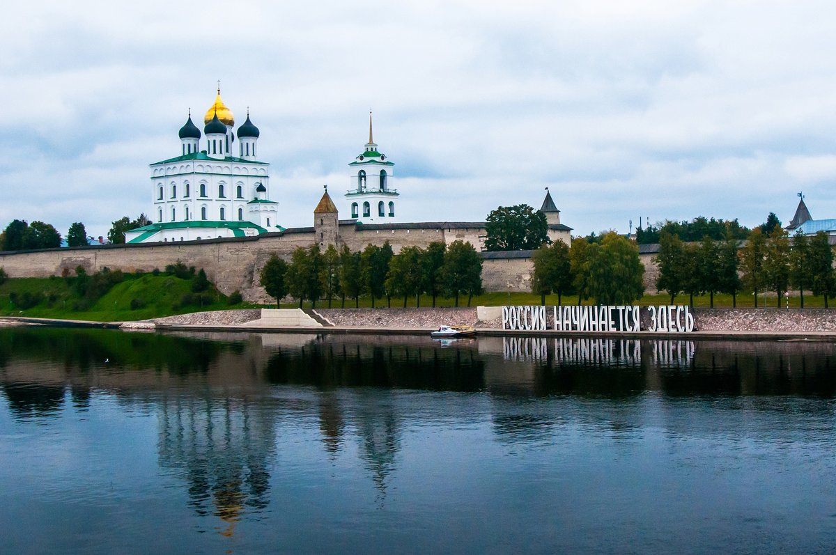 В Псковском кремле можно встать под меч князя Довмонта и загадать желание