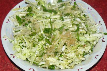 Фото к рецепту: Салат из двух видов молодой капусты