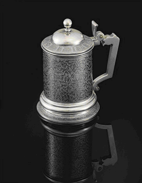 Кружка с крышкой. Серебро с золочением и чернением, 1888 г. Кружка с крышкой. Серебро с золочением и чернением, 1888 г.