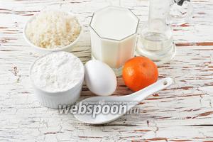 Для приготовления оладушек с мандаринами нам понадобится мука, яйца, соль, сахар, подсолнечное масло, молоко, мандарины.