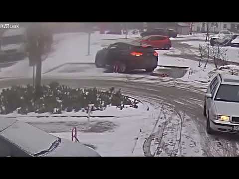Автоледи выезжает с парковки Автоледи выезжает с парковки