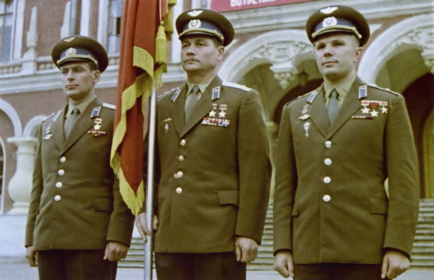 Лётчики-космонавты Ю.А. Гагарин (справа) и Г.С. Титов (слева) у знамени Военно-воздушной инженерной академии имени Н.Е. Жуковского; по центру стоит боевой лётчик, инженер-полковник, кандидат технических наук Г.Ф. Сивков. Фото из альбома «Гагарин — известный и неизвестный» (2009) - Космоплан Гагарина | Warspot.ru