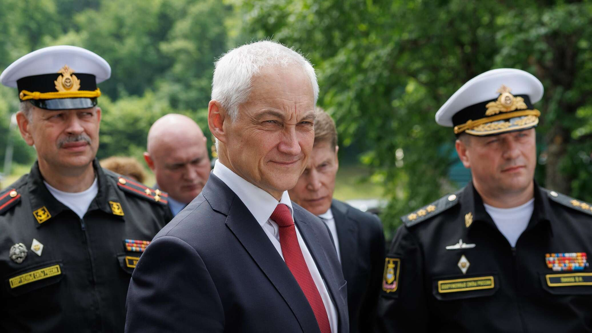 По возвращению из Северной Кореи, недавно назначенный на должность министра обороны РФ Андрей Белоусов решил отправиться не сразу в Москву, а посетить Дальний Восток.