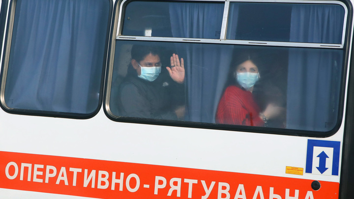 "Мир вздрогнул": Украинцы били своих же, устроив "дикую, бесчеловечную "встречу" спасённым от болезни