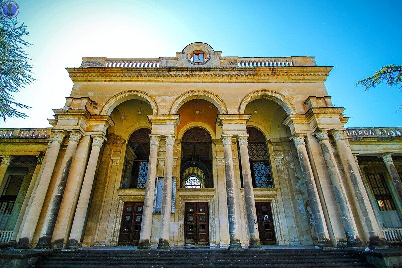 Заброшенный из-за войны ЖД вокзал знаменитого курортного города "Гагра"