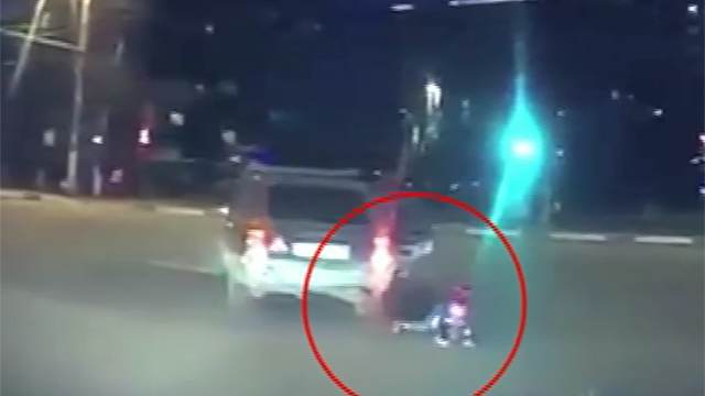 Видео: ребенок кубарем вывалился из авто при резком повороте на дороге