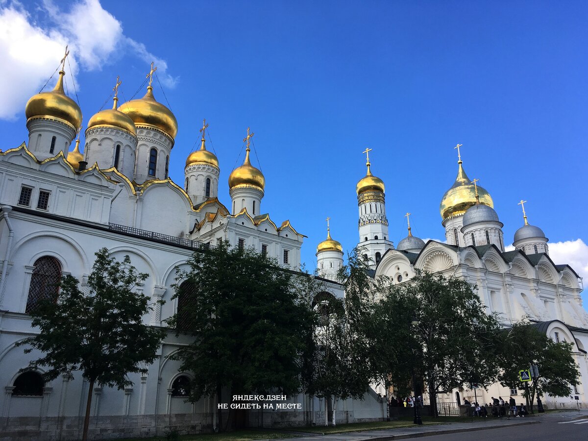 Золотые купола Московского Кремля
