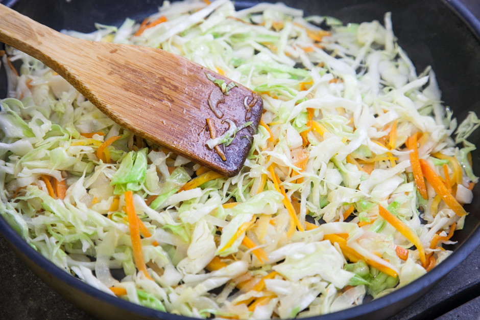 ЖАРЕНАЯ КАПУСТА С МОРКОВЬЮ И ЯЙЦОМ