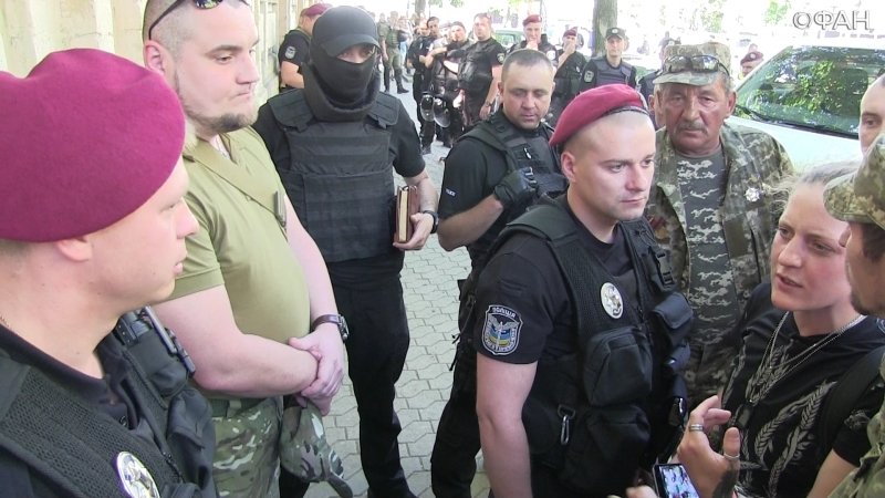 Полицейские унизили боевиков «Айдара», а те в ответ царапались и плевались Полицейские унизили боевиков «Айдара», а те в ответ царапались и плевались