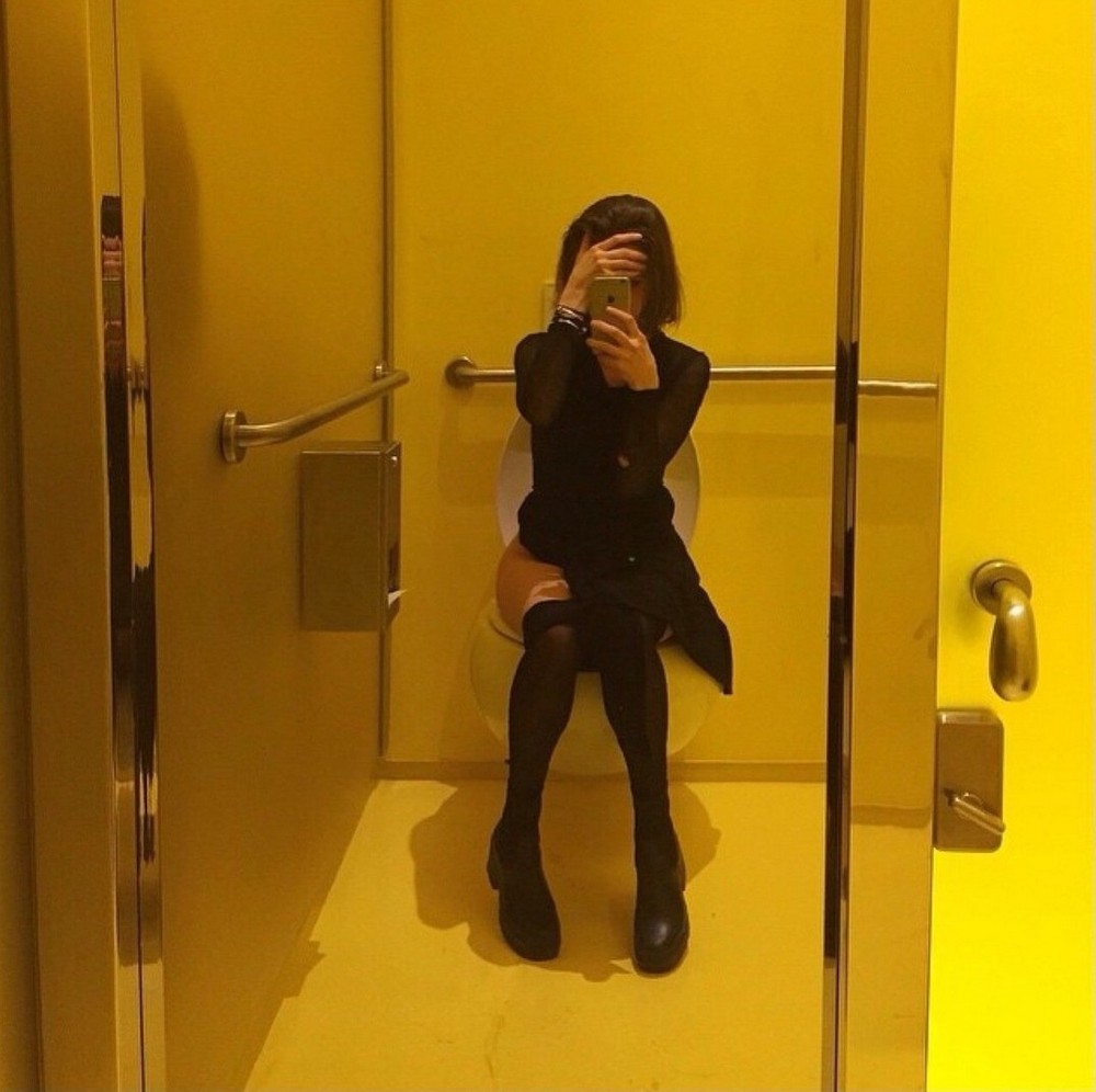 Женщина засветила в публичном туалете свою лоханку