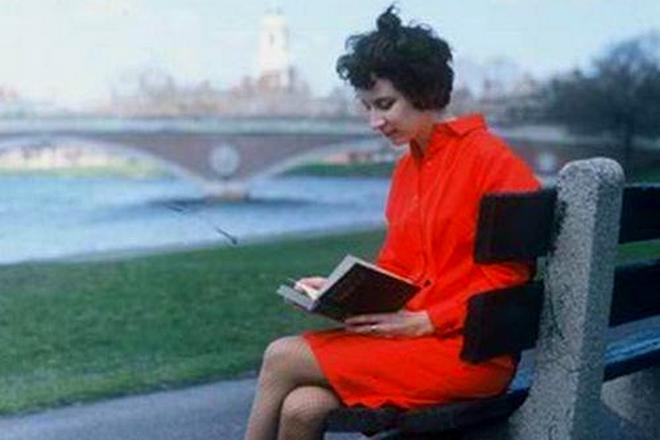 Маргарет Этвуд в Кэмбридже в 1963 году Маргарет Этвуд в Кэмбридже в 1963 году