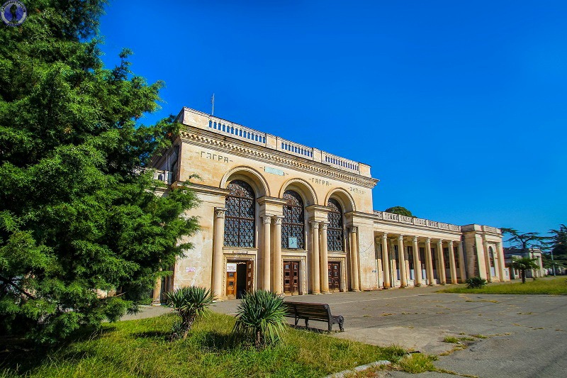 Заброшенный из-за войны ЖД вокзал знаменитого курортного города "Гагра"