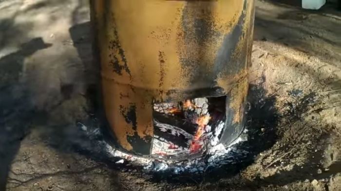 Останется подождать. /Фото: youtube.com. Вот как при помощи 200-литровой бочки удалить пень на участке