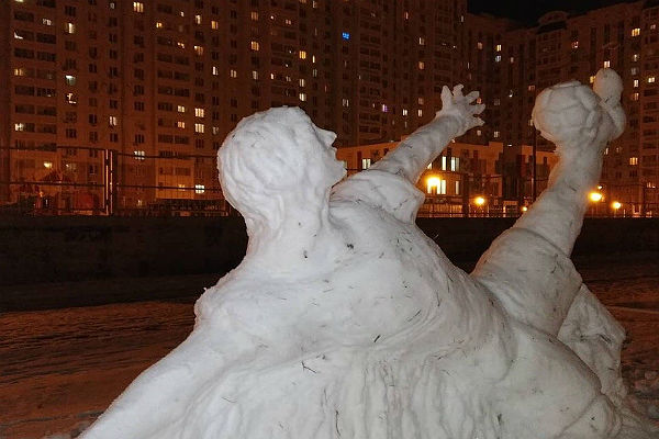 «Памятник подскользнувшимся»: в Ростове-на-Дону появился «снежный» Игорь Акинфеев