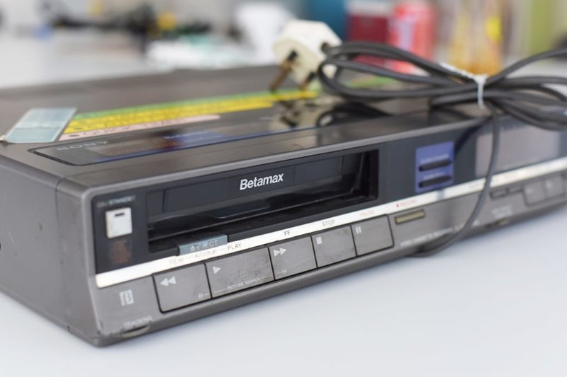 11. Видеомагнитофон Sony Betamax в 70-х годах прошлого века считался быстрым и очень качественным устройством. Вот только формат Betamax уступил в популярности VHS. Тем не менее компания Sony аж до 2002 года выпускала этот плеер. Вот упрямые! 11. Видеомагнитофон Sony Betamax в 70-х годах прошлого века считался быстрым и очень качественным устройством. Вот только формат Betamax уступил в популярности VHS. Тем не менее компания Sony аж до 2002 года выпускала этот плеер. Вот упрямые! trend, в мире, вещи, инновация, музей, неудача