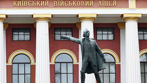 Памятник русского полководца Александра Суворова во дворе Киевского военного лицея имени Ивана Богуна Памятник русского полководца Александра Суворова во дворе Киевского военного лицея имени Ивана Богуна