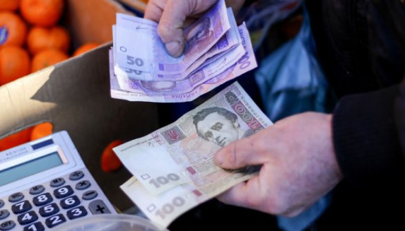 На Украине зарплаты чиновников привязали к средней. Почему у нас так нельзя?