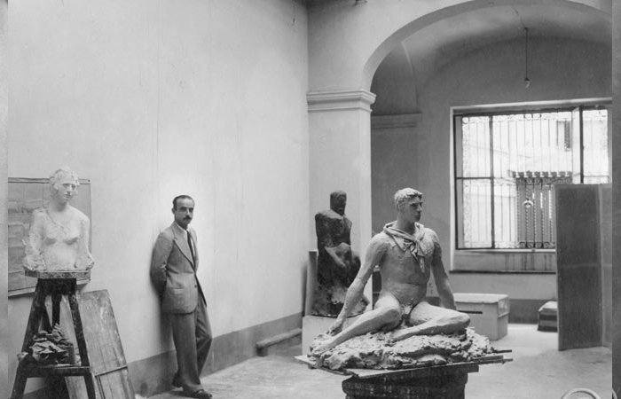 Лучо Фонтана в своей студии на Виа де Амицис, Милан, 1933 / Фото: fondazioneluciofontana.it Лучо Фонтана в своей студии на Виа де Амицис, Милан, 1933 / Фото: fondazioneluciofontana.it
