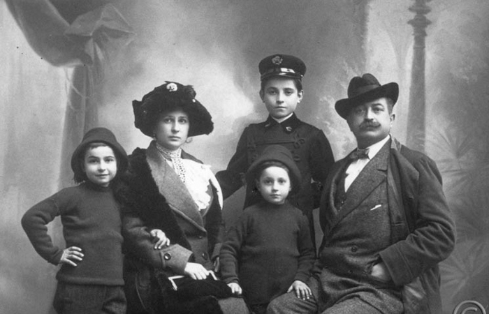 Семья Лучо Фонтана, Сереньо, 1911 г. Слева направо: его брат Тито, Анита Кампильо Фонтана (вторая жена его отца), его брат Дельфо, Лучо и его отец Луиджи. / Фото: fondazioneluciofontana.it Семья Лучо Фонтана, Сереньо, 1911 г. Слева направо: его брат Тито, Анита Кампильо Фонтана (вторая жена его отца), его брат Дельфо, Лучо и его отец Луиджи. / Фото: fondazioneluciofontana.it
