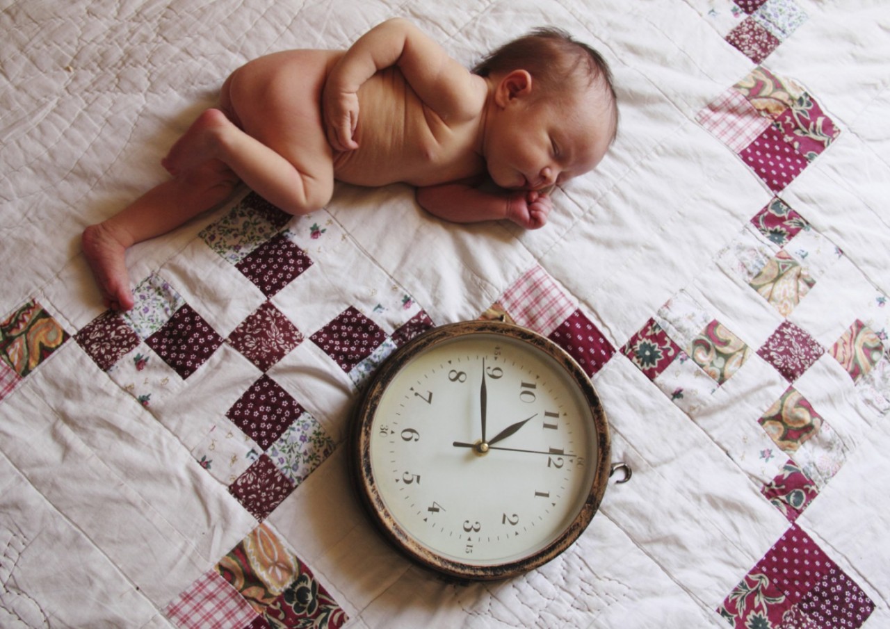 Младенец с часами