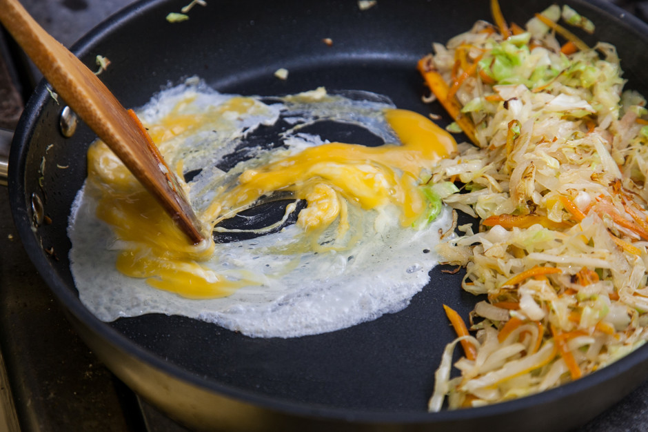 ЖАРЕНАЯ КАПУСТА С МОРКОВЬЮ И ЯЙЦОМ