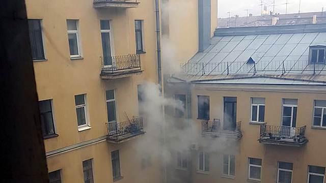 Фото: клубы дыма видны из окна дома в Петербурге