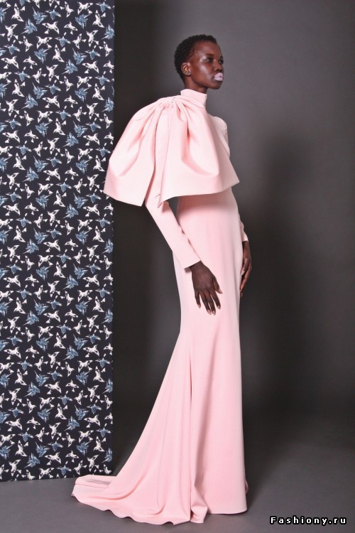 Christian Siriano pre-fall 2017 -- женственно, элегантно и без демонстративной сексуальности Christian Siriano pre-fall 2017 -- женственно, элегантно и без демонстративной сексуальности