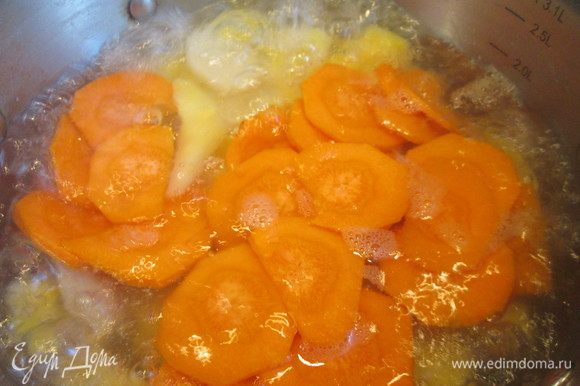 Опускаем картофель в кипящую подсоленную воду и готовим 2 минуты. Добавляем морковь и готовим еще 2 минуты и сливаем воду.