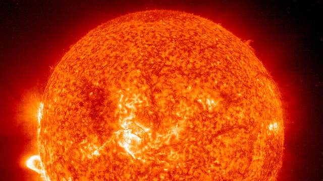 Астрономы обнаружили на Солнце пятно на сотни тысяч километров