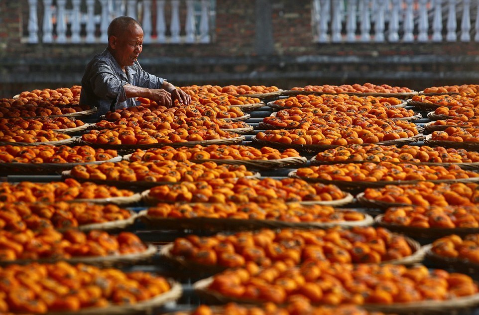 Восхитительный вид: крыши китайской деревни покрываются оранжевым цветом