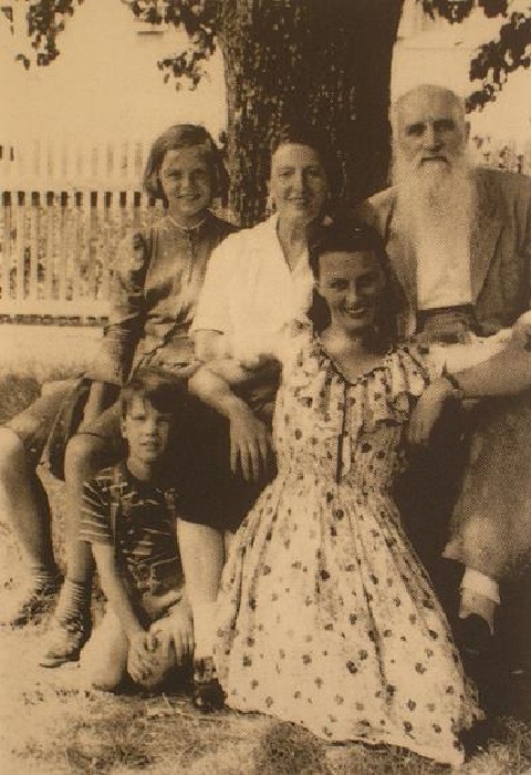 Семья Мясоедовых в 1950 г. У ног Ивана Мясоедова и Мальвины Верничи сидит их дочь Изабелла Верничи. Слева ее дети - Анита и Михаэль Модлер. Как сын художника Мясоедова отплатил отцу за изувеченное детство