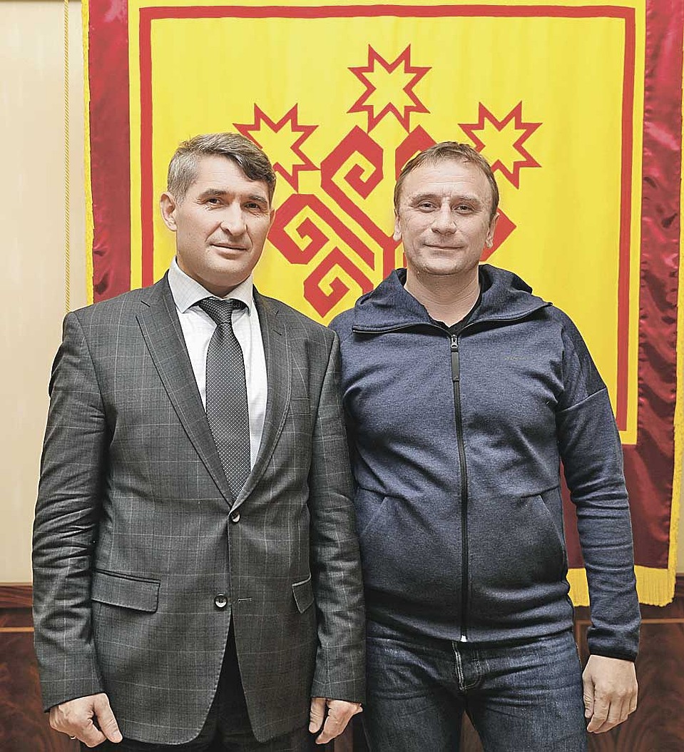 И. о. главы Чувашии Олег Николаев пообещал корреспонденту «КП» Владимиру Ворсобину (справа) уважительно относиться к людям. Фото: Личный архив Владимира Ворсобина.